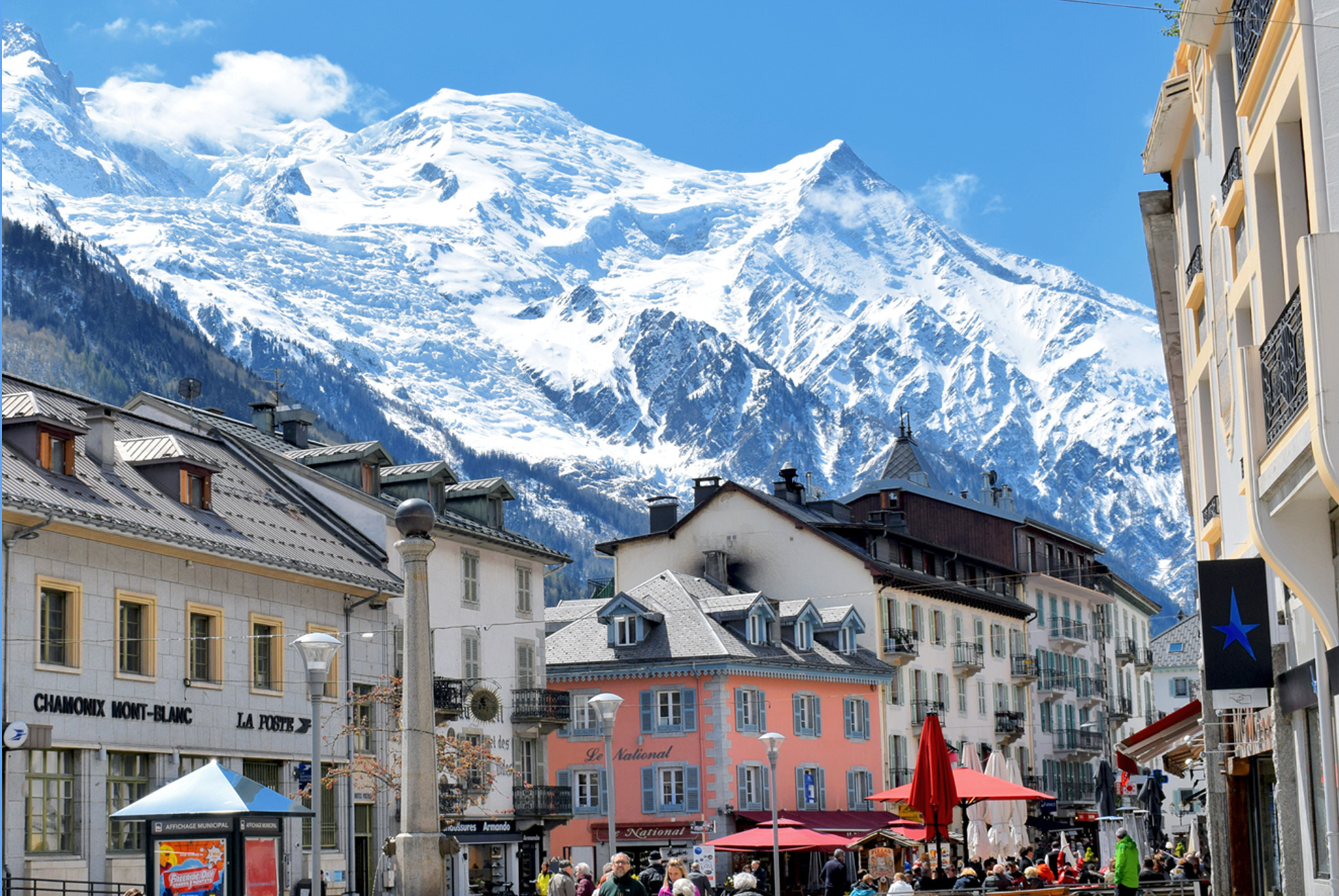 Calles de Chamonix con las montañas nevadas al fondo